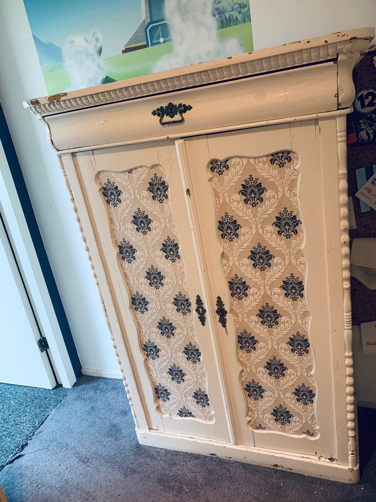 Witte Meidenkast met sierlijk behang en lades, Antiek en Kunst, Ophalen