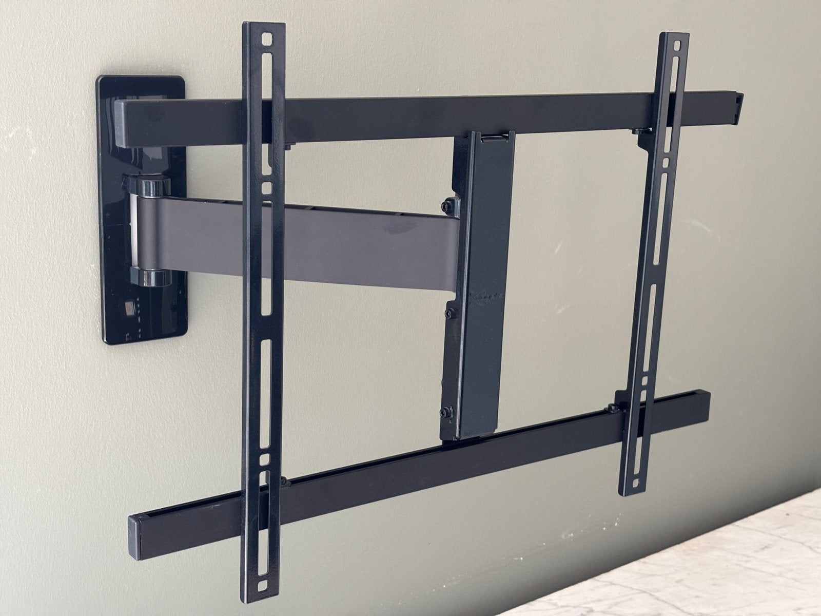 Vogels WALL 2325 Draaibare TV muurbeugel (40 - 65 inch), Ophalen of Verzenden, Zo goed als nieuw