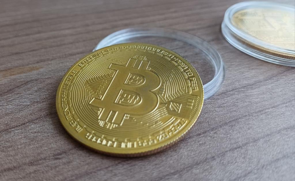 Nieuwe Bitcoin munt - decoratief metaal, geen echt goud, Ophalen of Verzenden, Losse munt