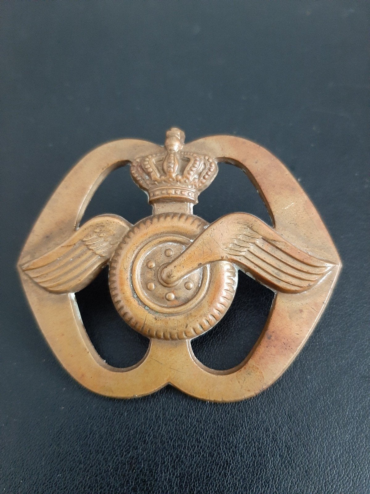 Baretembleem AAT Aan en Afvoerttoepen vroeg model, Ophalen of Verzenden, Landmacht, Nederland, Embleem of Badge