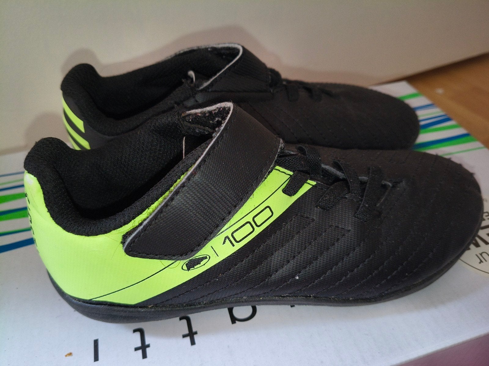 Voetbalschoenen voor kinderen - Zwart/Neon Groen, Maat XS of kleiner, Ophalen of Verzenden, Gebruikt, Schoenen