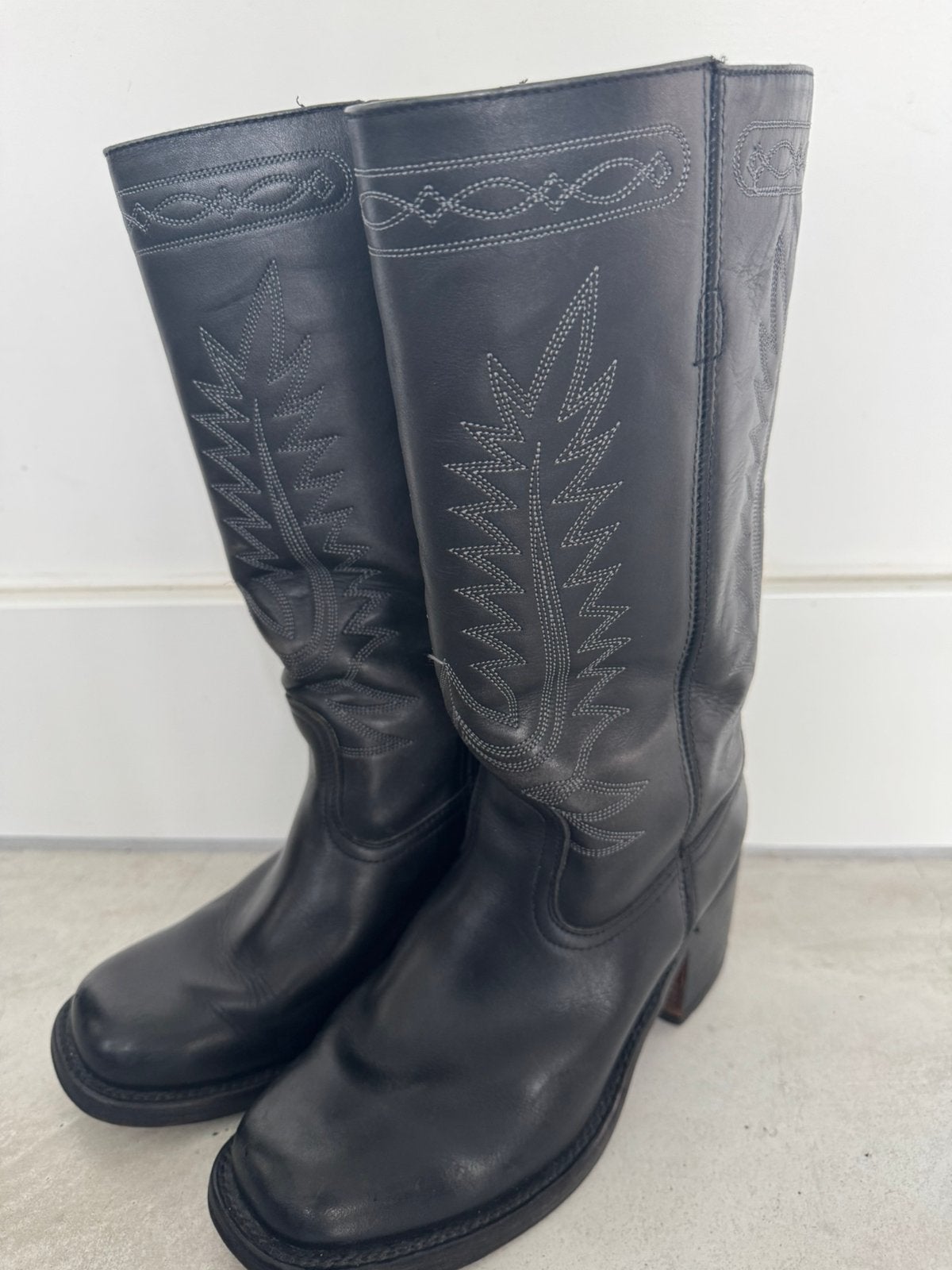 Prachtige Sendra stompe neus maat 39 zwart, Kleding | Dames, Hoge laarzen, Zwart, Ophalen of Verzenden, Gedragen