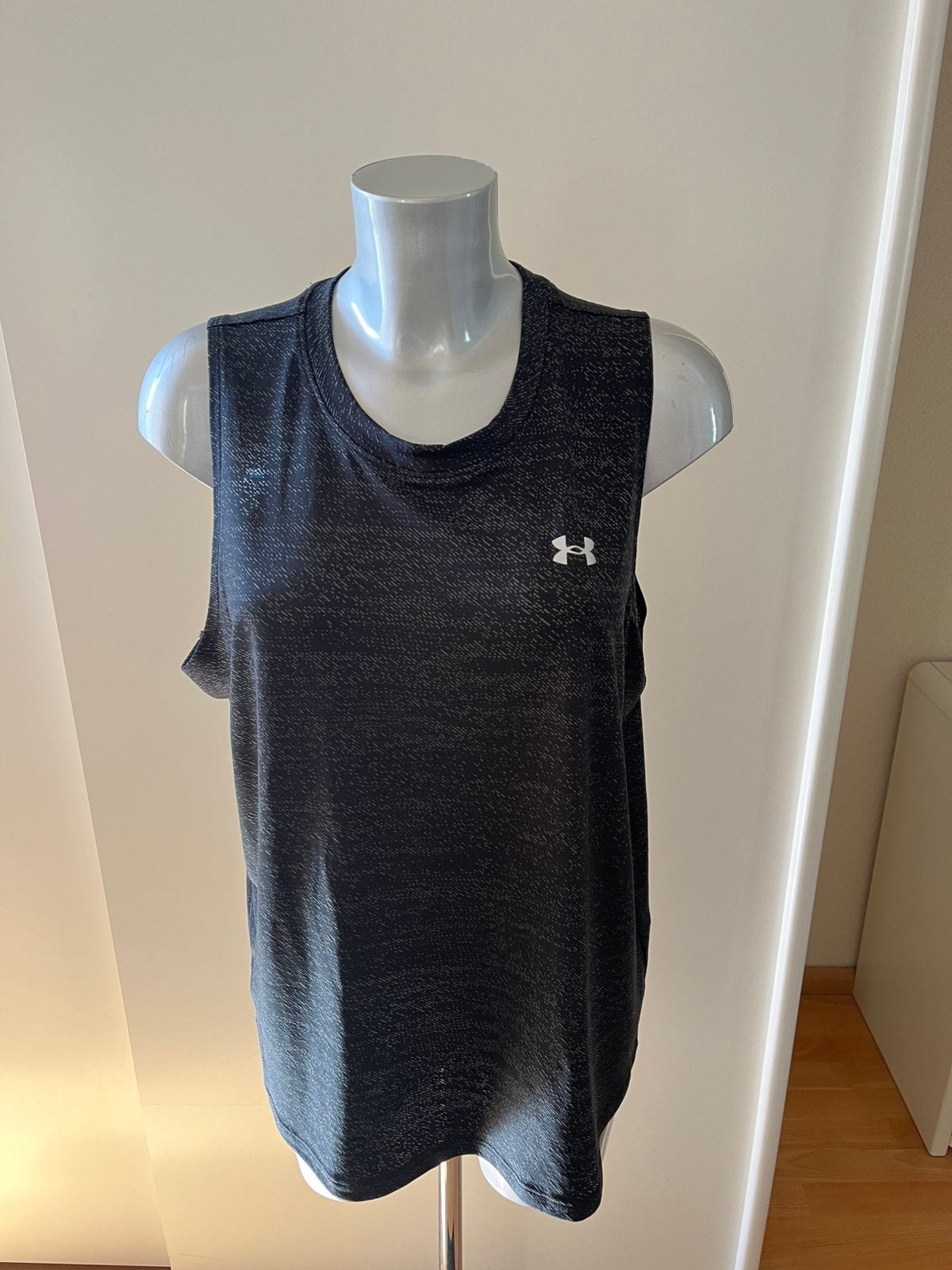 Under armour sport shirtje maat XL, Kleding | Dames, Zwart, Maat 46/48 (XL) of groter, Ophalen of Verzenden, Zo goed als nieuw