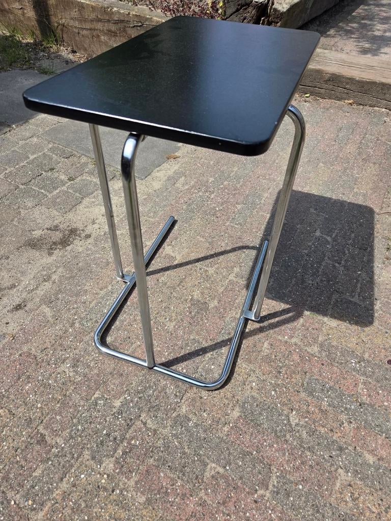 Vintage Bijzettafel met Chroom Frame en Zwart Blad, Gebruikt, Metaal of Aluminium, Vintage, Industrieel, Modern, 55 tot 75 cm