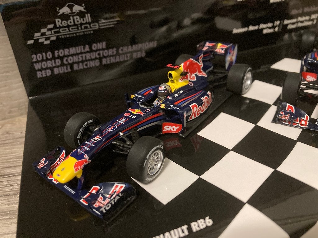 Mark Webber + Sebastian Vettel 2010 Dubbelset 1:43 RedBull, Ophalen of Verzenden, Nieuw, Formule 1