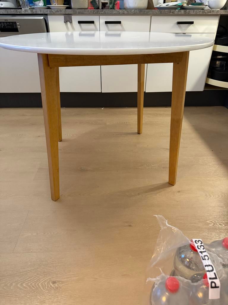 Witte ronde tafel met houten poten, Ophalen, Gebruikt, Rond, Scandinavisch