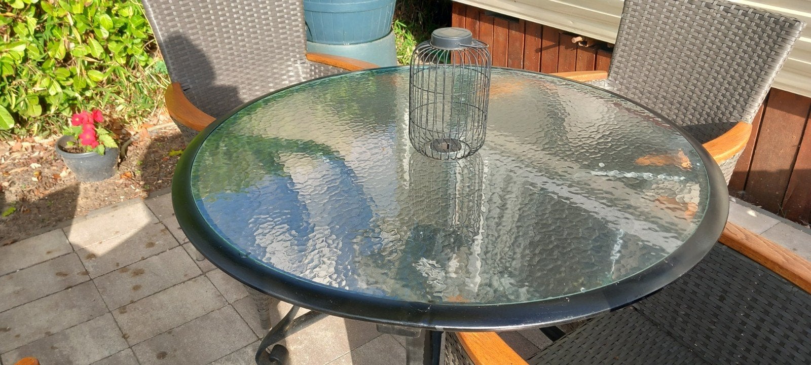 Ronde tuintafel met glasplaat en 4 stoelen met kussens, Ophalen, Gebruikt, Tuinset, Eettafel