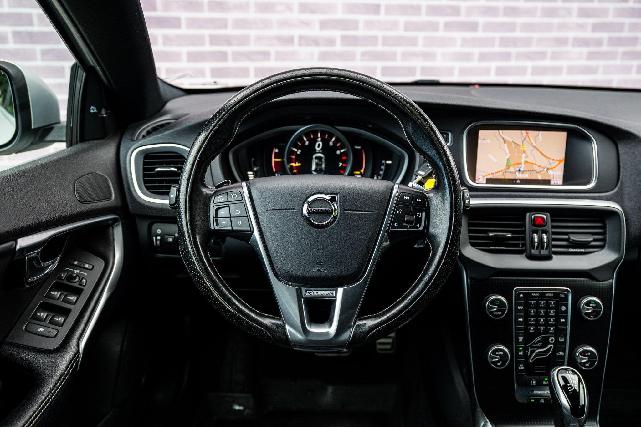 Volvo V40 2.0 T5 R-Design | Trekhaak | Achteruitrijcamera |, 12 maanden, Gebruikt, 4 cilinders, Wit