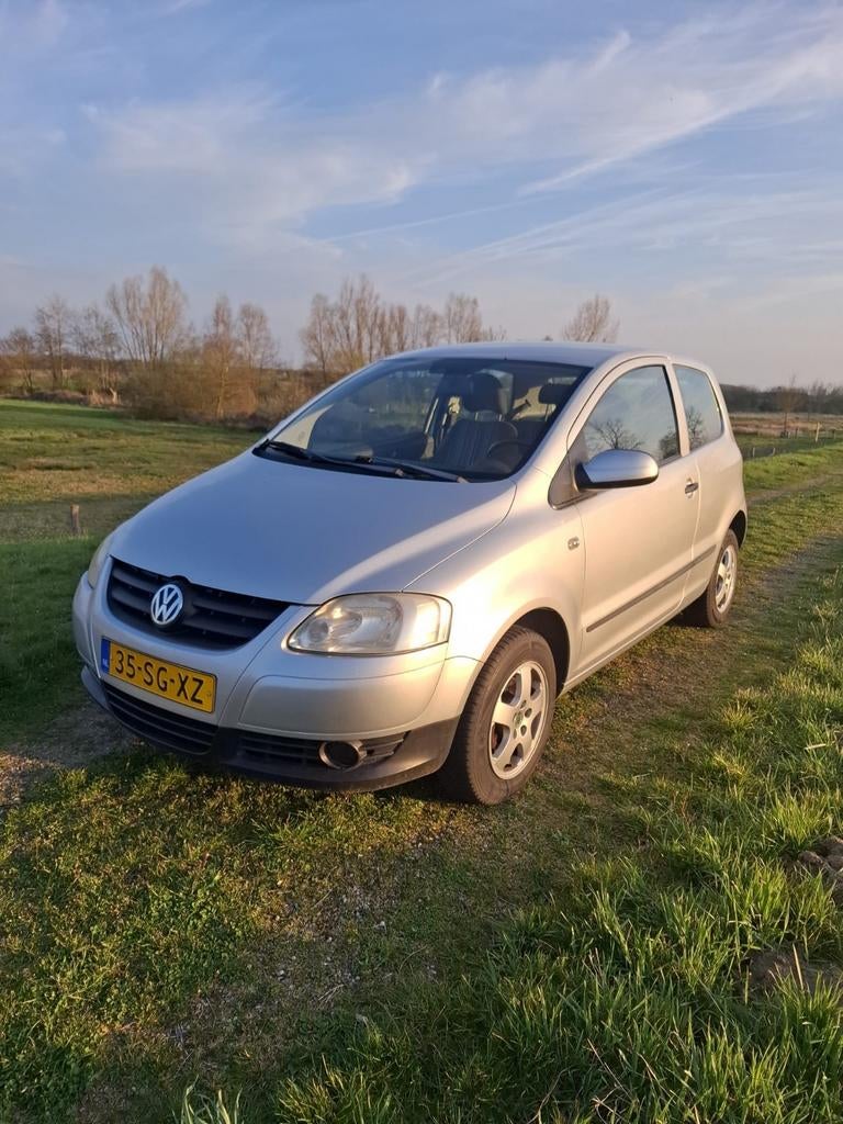 Volkswagen Fox 1.4 55KW 2006 Grijs, Auto's, Voorwielaandrijving, 4 cilinders, 4 stoelen, Origineel Nederlands