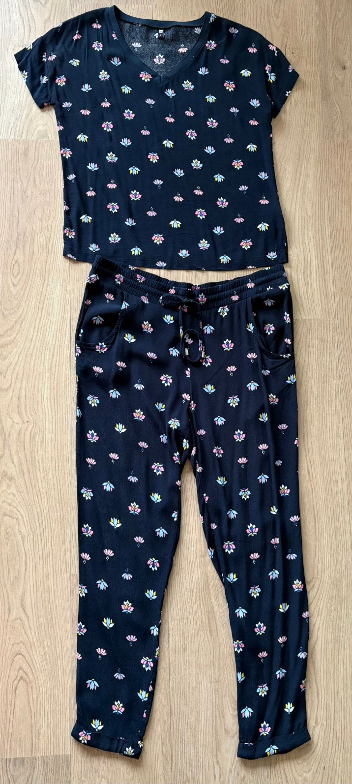 Blauwe broek + shirt Lotus bloemen Mt S, valt als M! HEMA., Kleding | Dames, Ophalen of Verzenden, Zo goed als nieuw, Maat 38/40 (M)