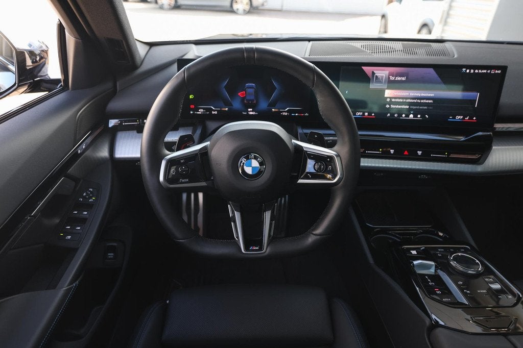 BMW 5 Serie 520i M Sport Automaat / Panoramadak / Adaptieve, Auto's, BMW, Achterwielaandrijving, Gebruikt, Zwart, Origineel Nederlands