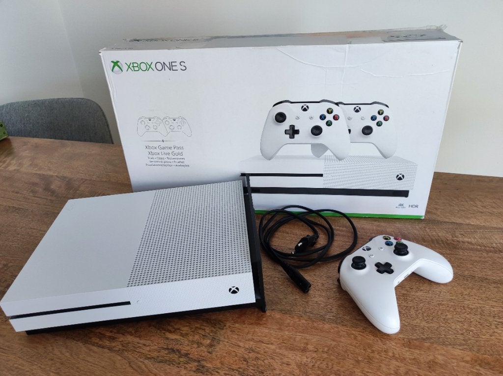 Xbox One S 1TB met controller en kabels, Spelcomputers en Games, Ophalen, Xbox One S, Zo goed als nieuw, 1 TB