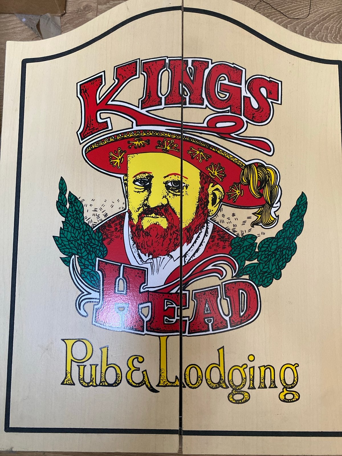 Kings Head dartbord met afsluitbare kast, Sport en Fitness, Ophalen, Zo goed als nieuw, Dartbord
