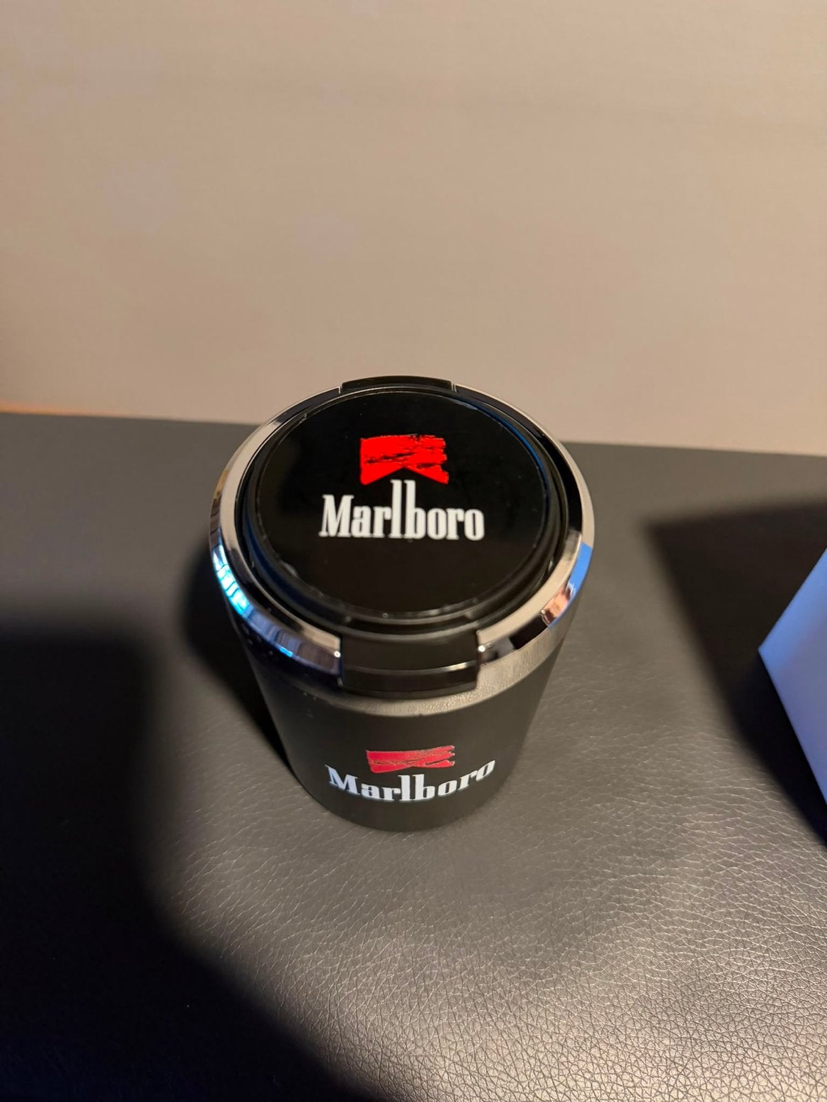 Marlboro auto asbak - Nieuw in doos, Verzamelen, Ophalen of Verzenden, Nieuw, Asbak