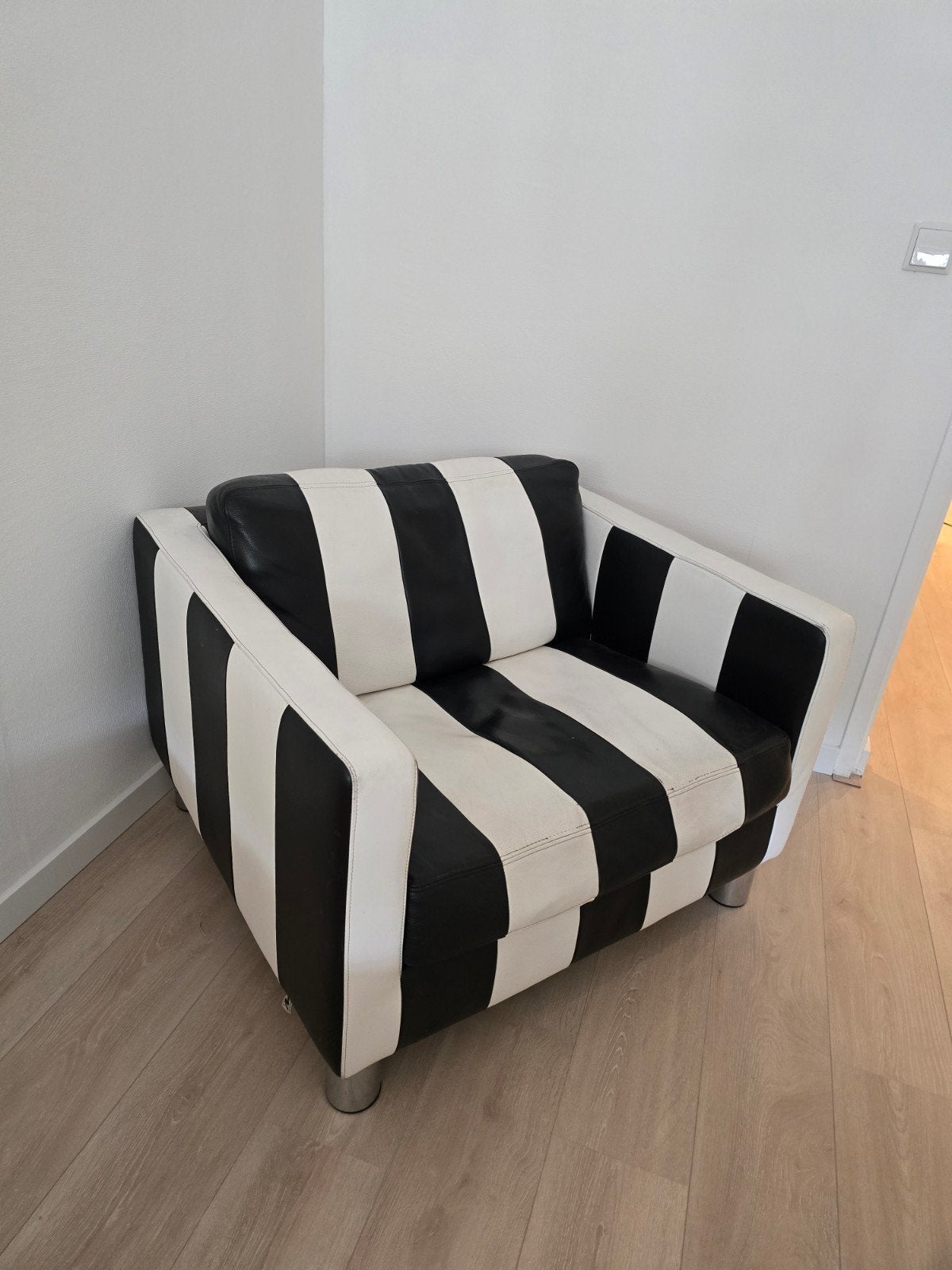 Zwart-witte gestreepte fauteuil van Montel, Gebruikt, Modern, opvallend, gestreept, Ophalen of Verzenden, 75 tot 100 cm