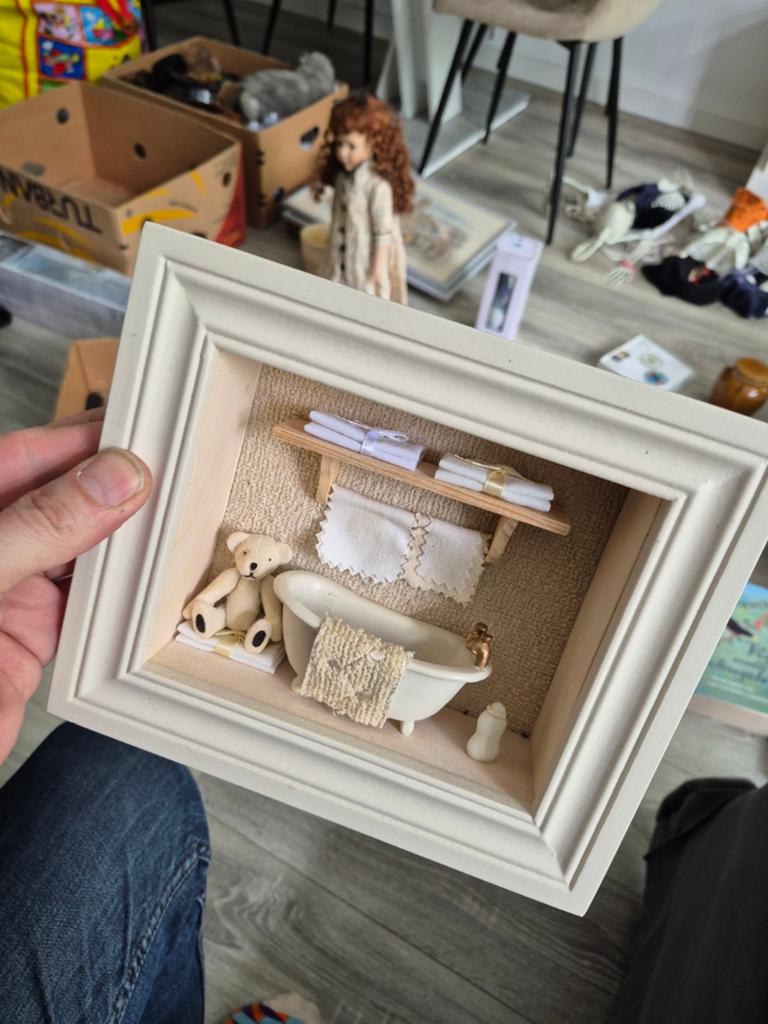 Miniatuur badkamer diorama in lijst, Ophalen of Verzenden, Zo goed als nieuw