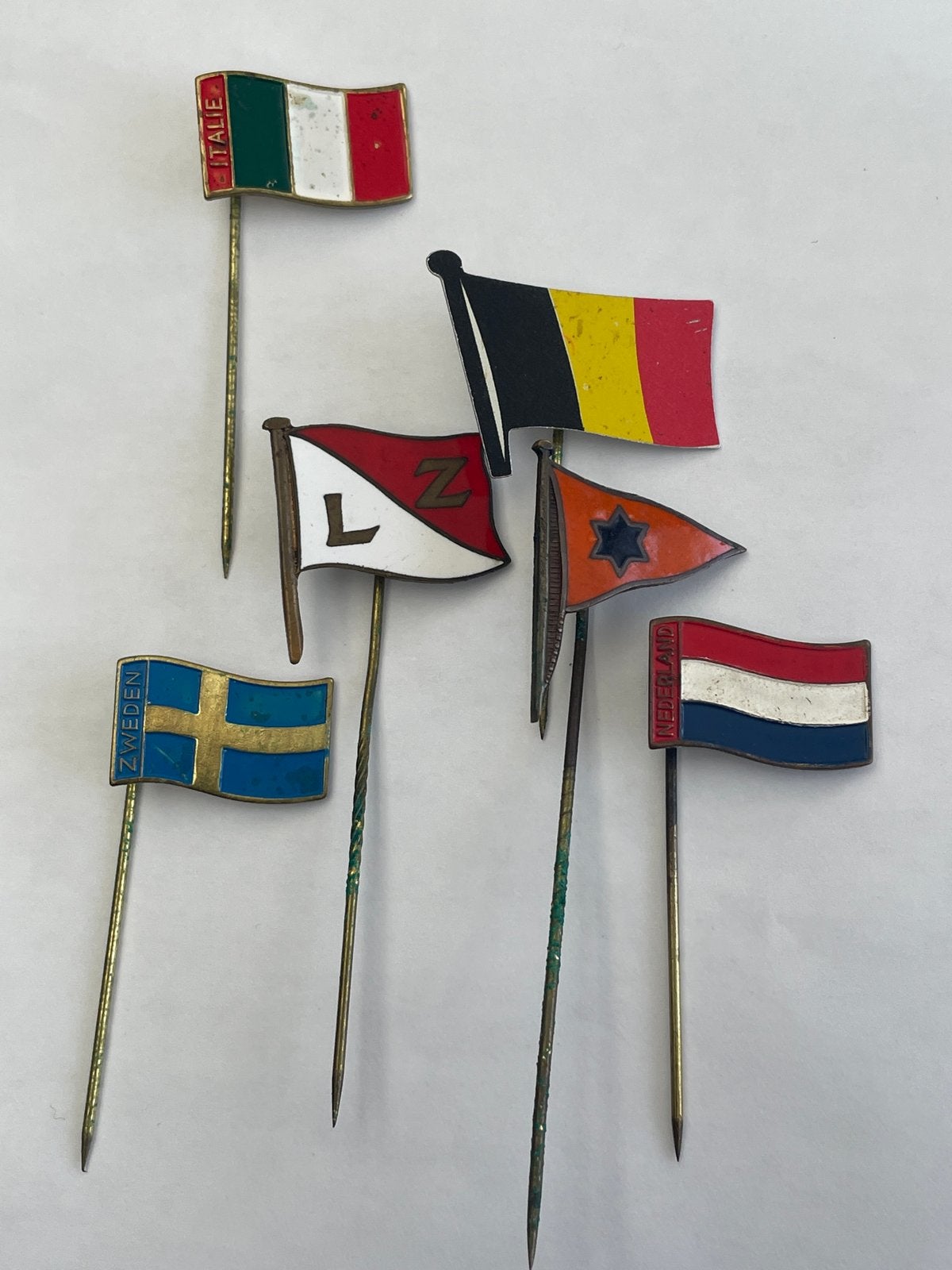 Vintage Speldjes Vlaggen: Italië, België, Zweden, Nederland, Ophalen of Verzenden, Gebruikt, Stad of Land, Speldje of Pin