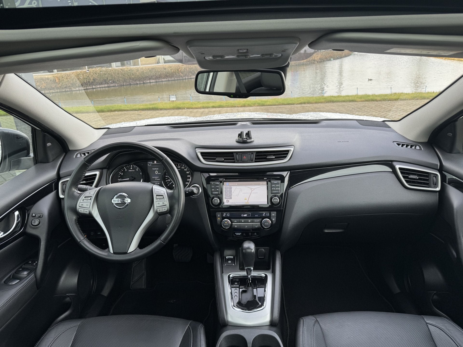 Nissan QASHQAI 1.2 Tekna | Pano | Stoelverwarming | 360 grad, 4 cilinders, 116 pk, Wit, Bedrijf