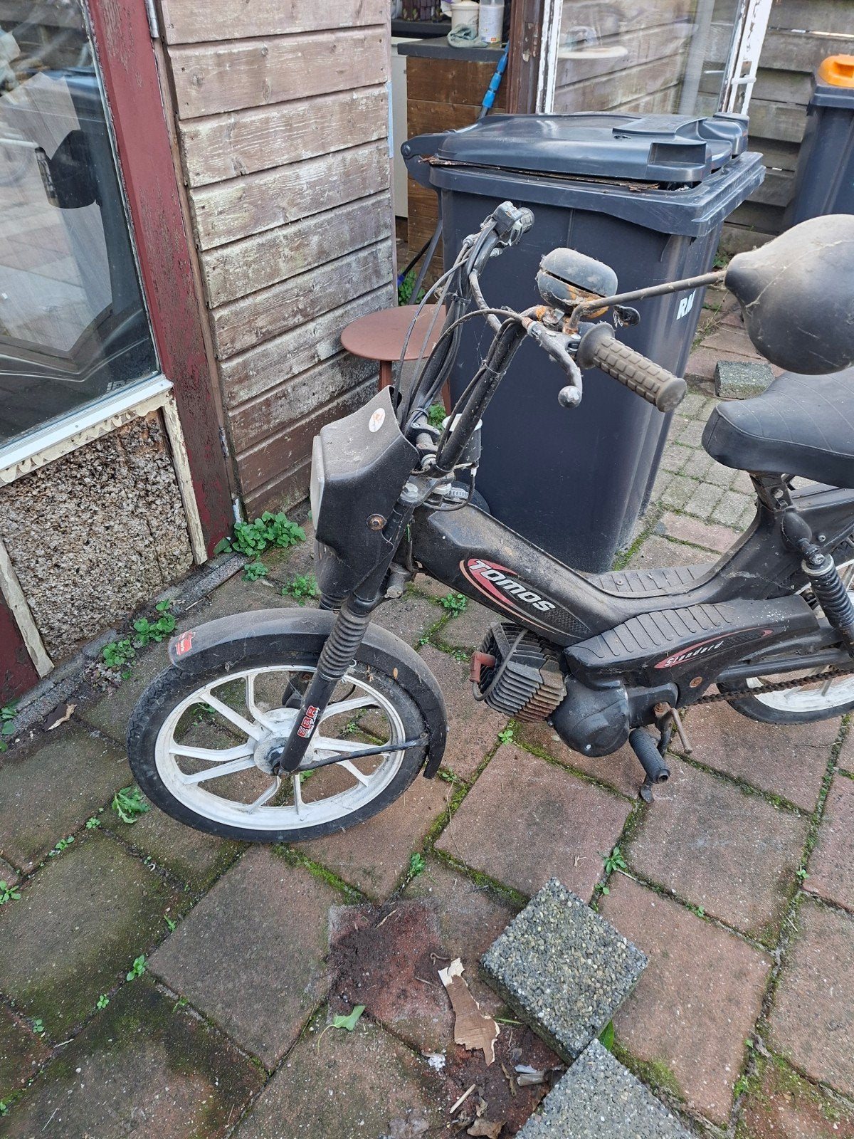 Tomos brommer met defect voorwiel en motorproblemen, Fietsen en Brommers, Ophalen, Gebruikt, Maximaal 25 km/u, Overige modellen