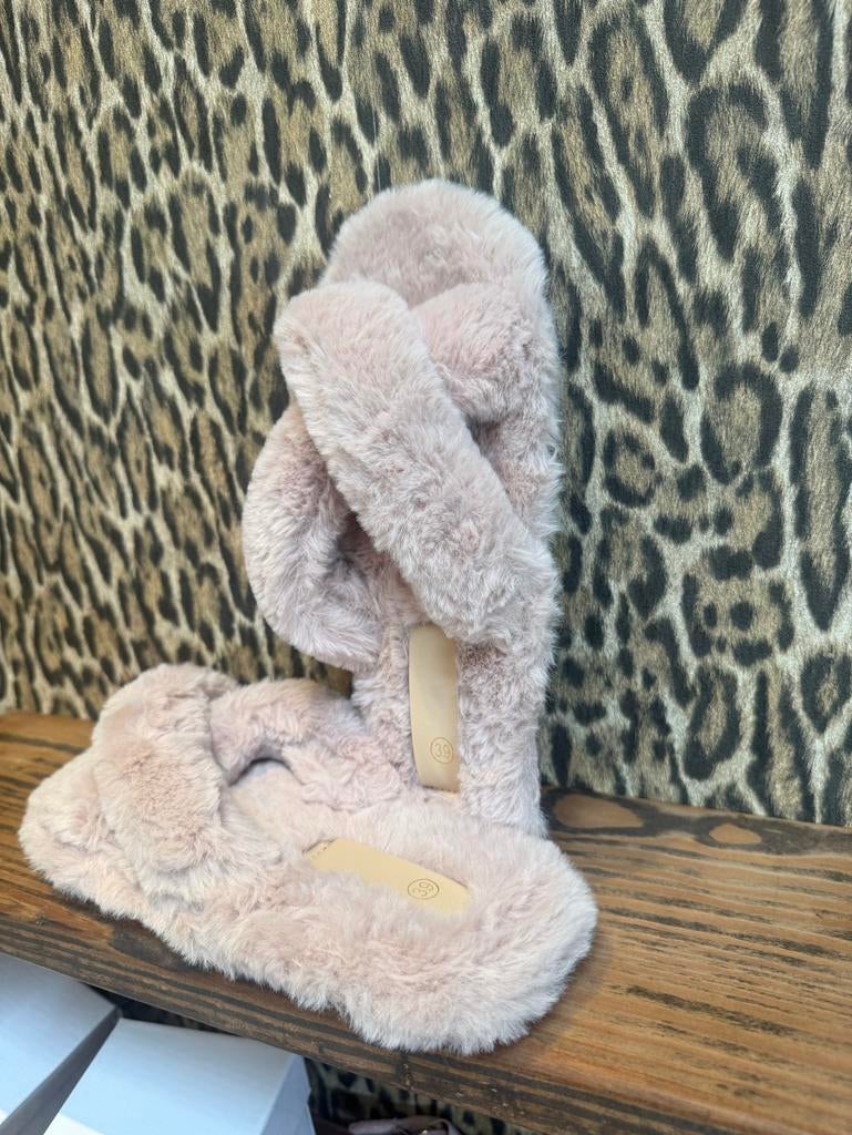 Creme pluizige bont slippers maat 39 nieuw in doos, Slippers, Beige, Nieuw, Ophalen of Verzenden