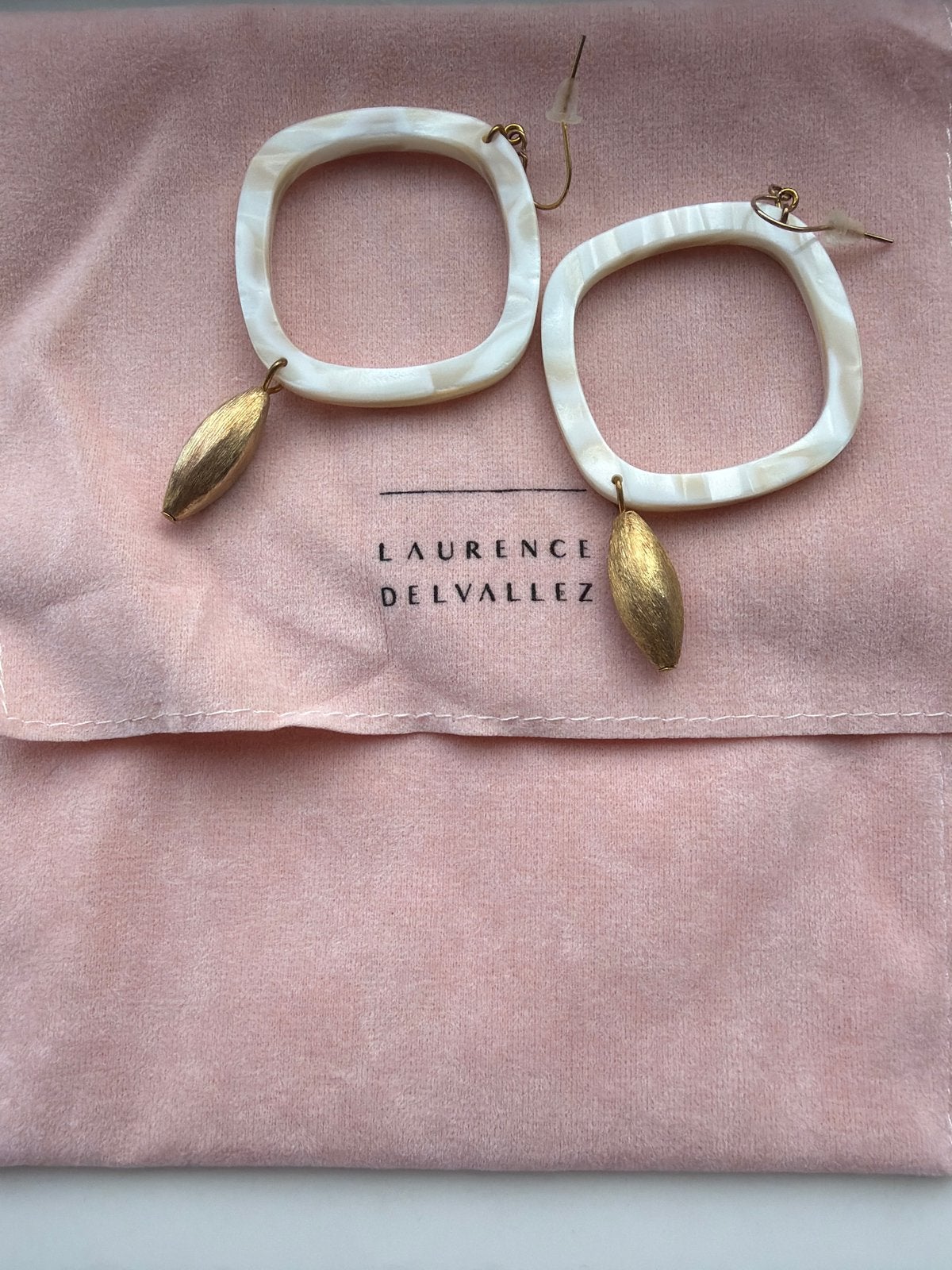 Laurence Delvallez Oorbellen - Crème/Goud, Overige materialen, Ophalen of Verzenden, Goud, Hangers