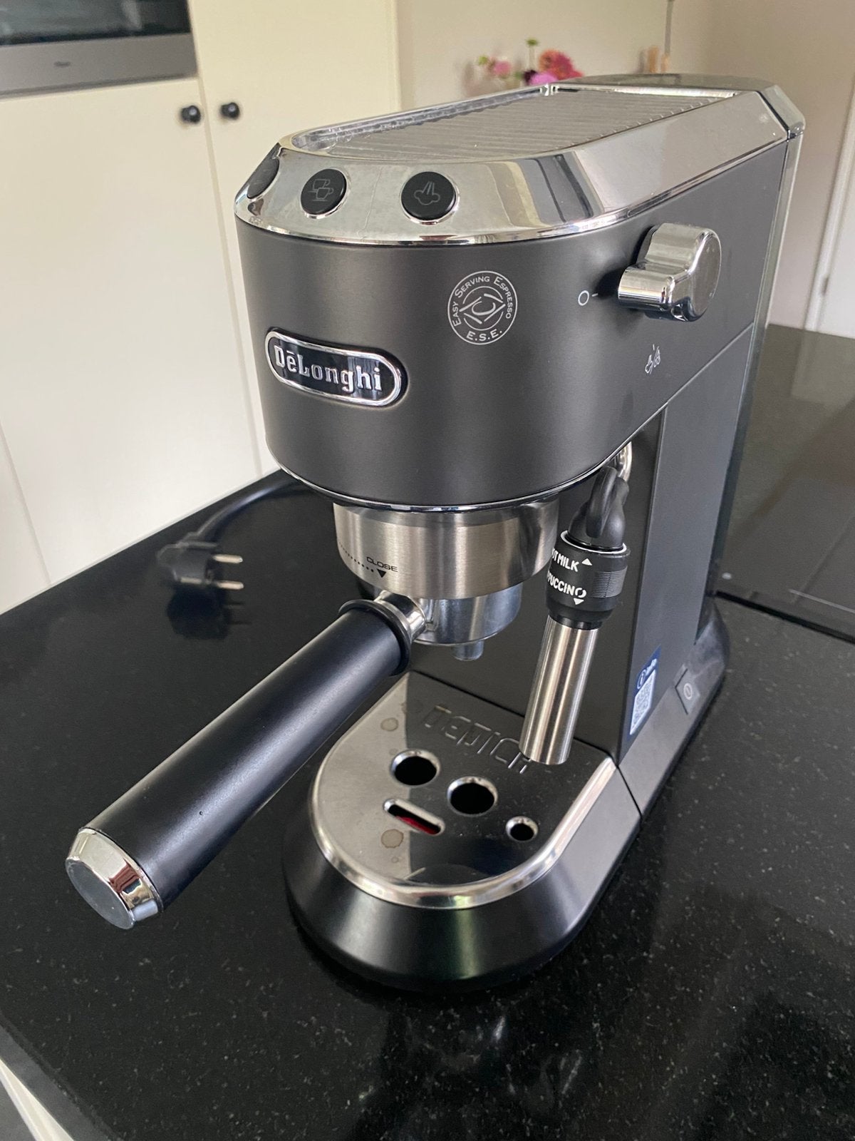 DeLonghi Dedica Style, Witgoed en Apparatuur, Koffiezetapparaten, Ophalen, Zo goed als nieuw, Koffiemachine, Gemalen koffie