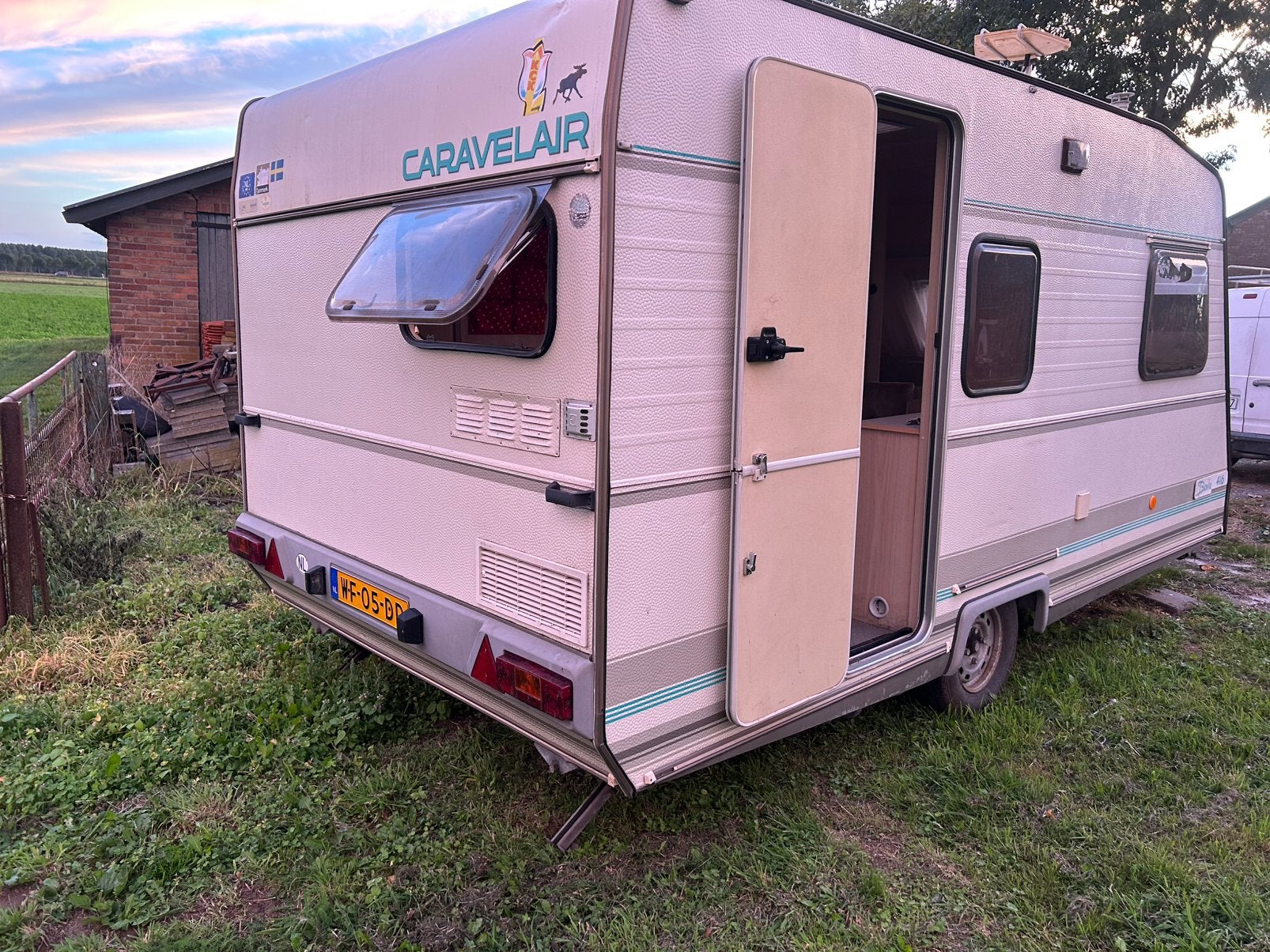 Caravelair, 4 personen, vaste toalet, complete kenteken, Treinzit, 4 tot 5 meter, 500 - 750 kg, Kachel