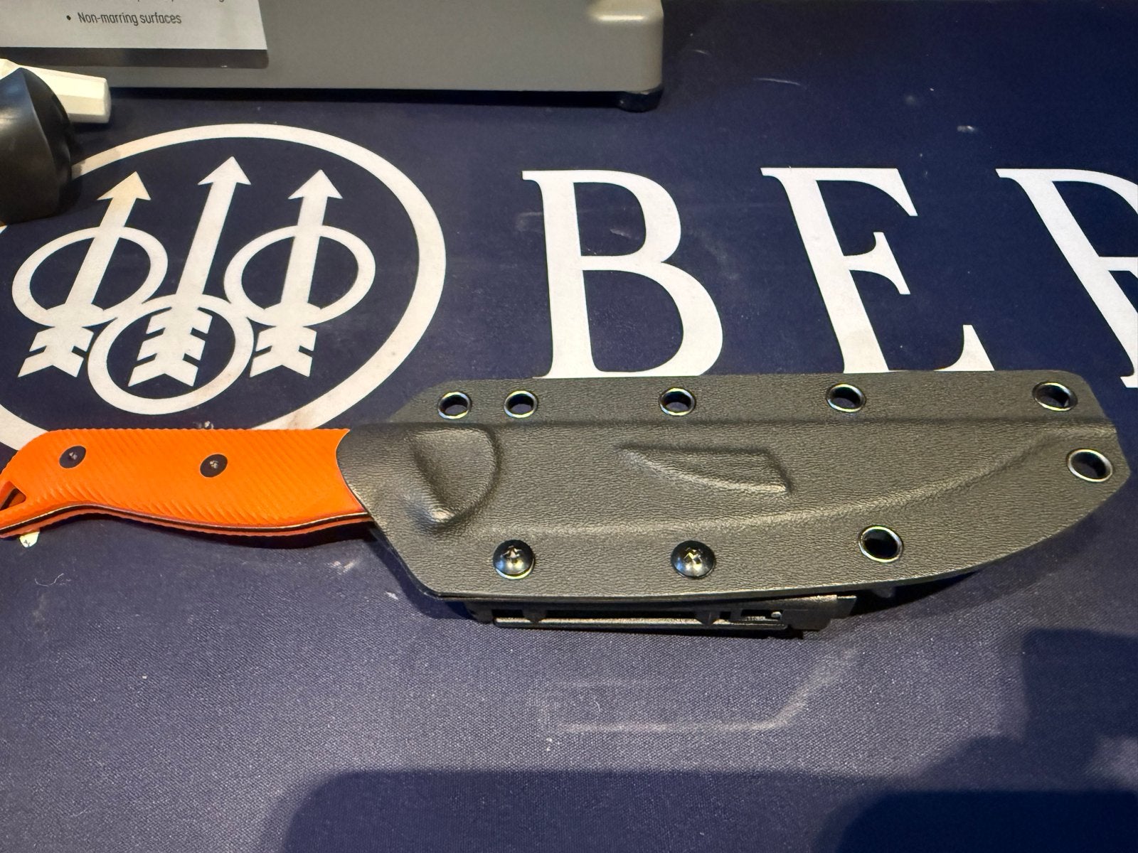 Game Master Pro Hunter mes met oranje G10 handvat, Antiek en Kunst, Ophalen of Verzenden