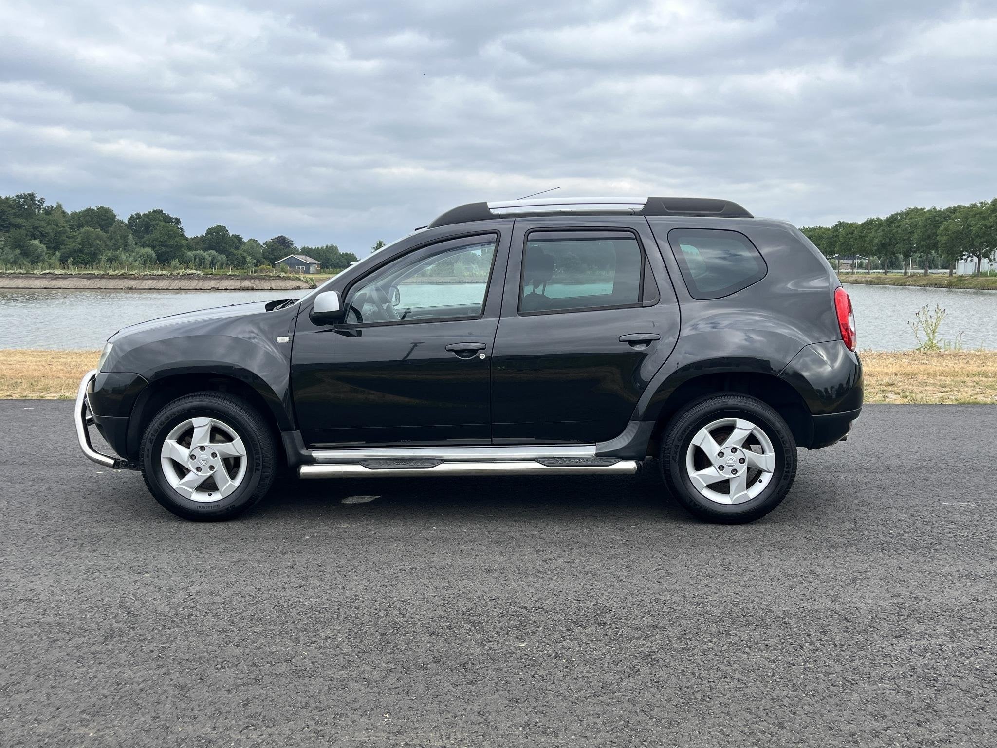 Dacia Duster 1.6 Lauréate 2wd Airco, radio, trekhaak, Voorwielaandrijving, Euro 5, Stof, Gebruikt