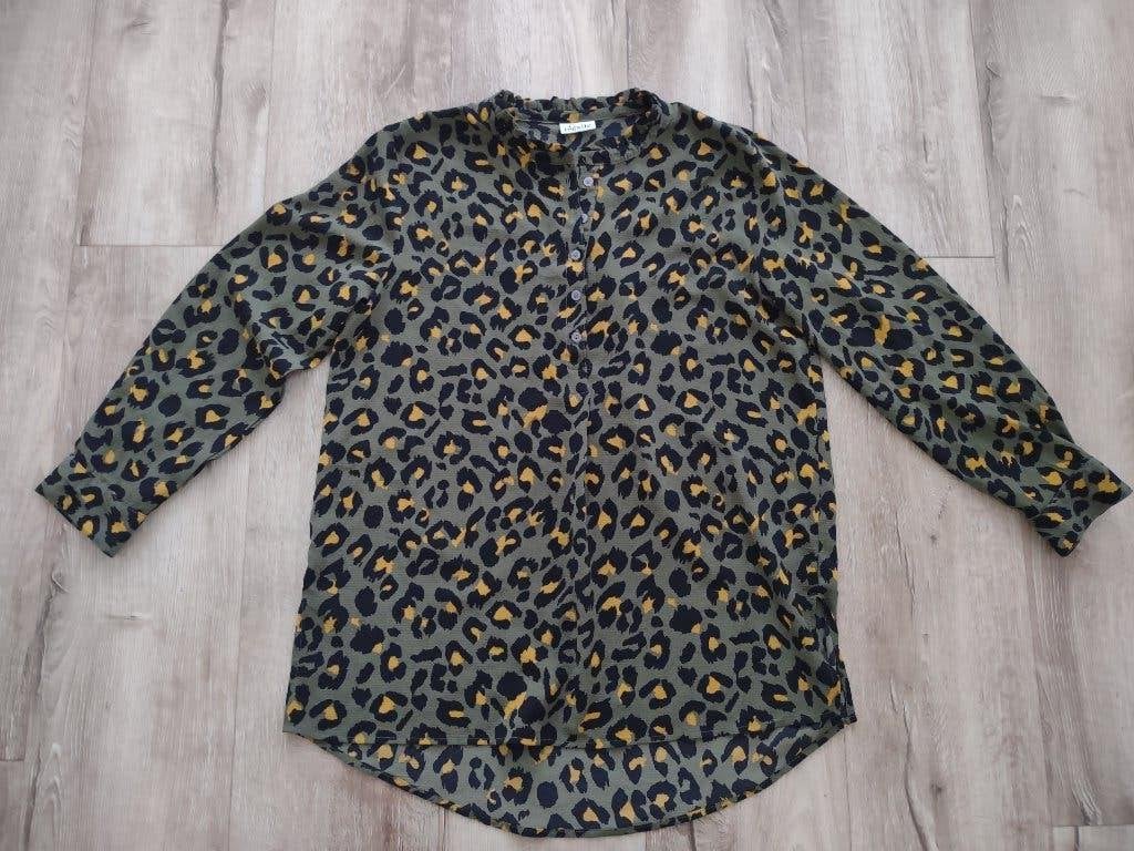 Prachtige groene panterprint blouse, 38. Pigalle luipaard., Maat 38/40 (M), Onb, Pigalle, Ophalen of Verzenden