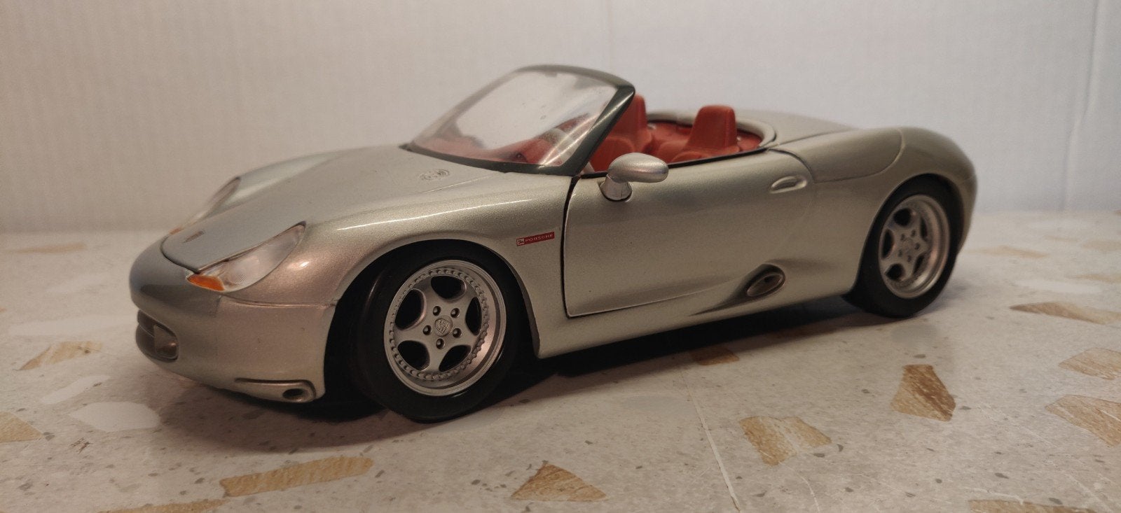 Porsche Boxster schaalmodel - Zilver met rood interieur, Hobby en Vrije tijd, Ophalen of Verzenden, Zo goed als nieuw, Auto, Maisto