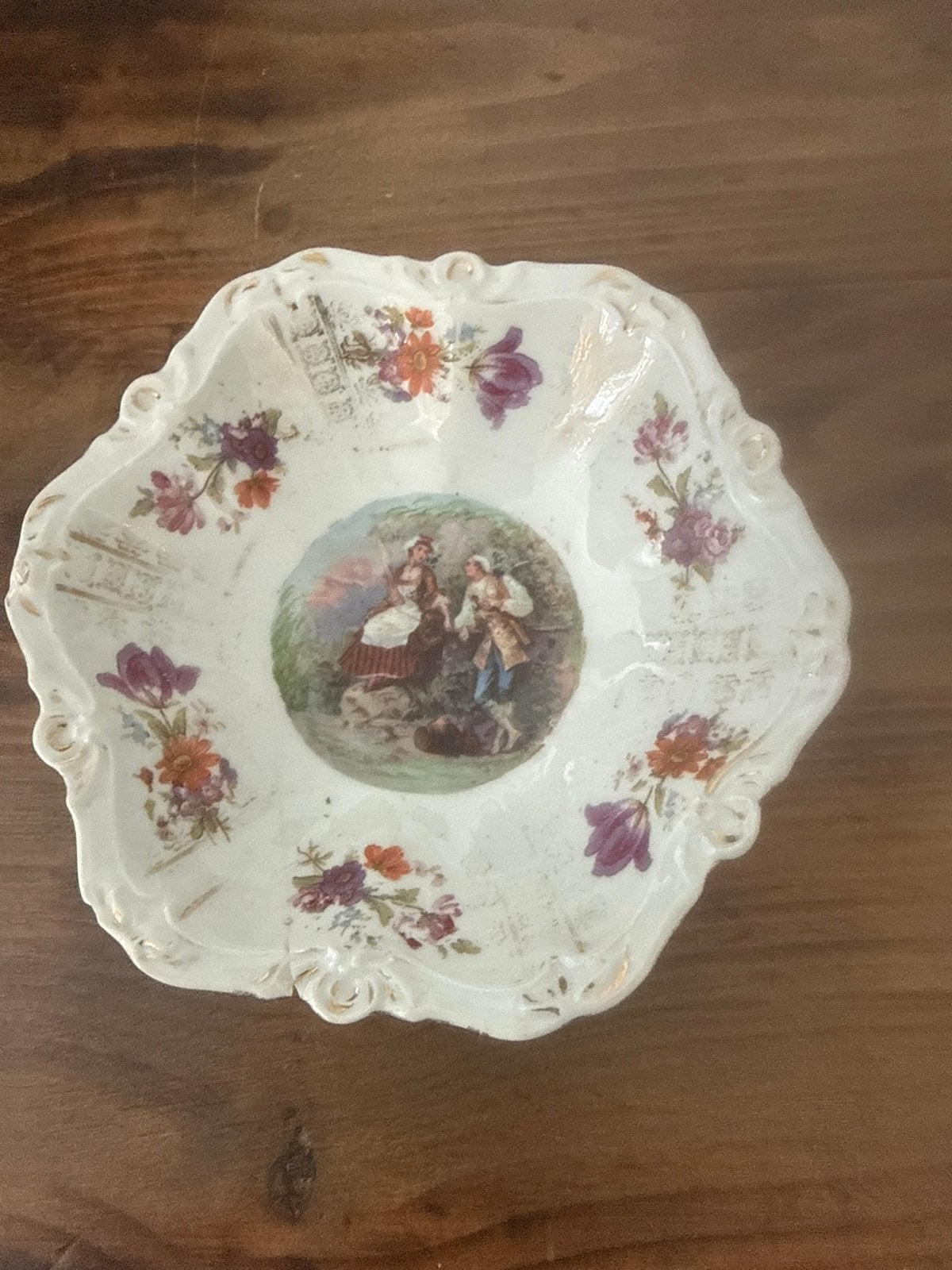 Antieke porseleinen schaal met romantische decoratie, Ophalen of Verzenden