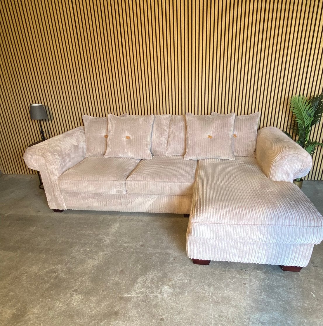 !!ACTIE!! BEIGE RIBSTOF HOEKBANK, DIRECT LEVERBAAR