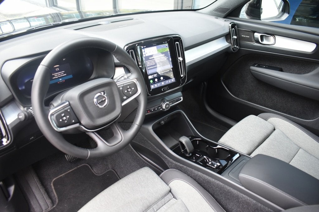 Volvo XC40 B4 197pk Plus Dark | Trekhaak | Verwarmde Voorrui, Auto's, Gebruikt, 4 cilinders, 24 maanden, Zwart