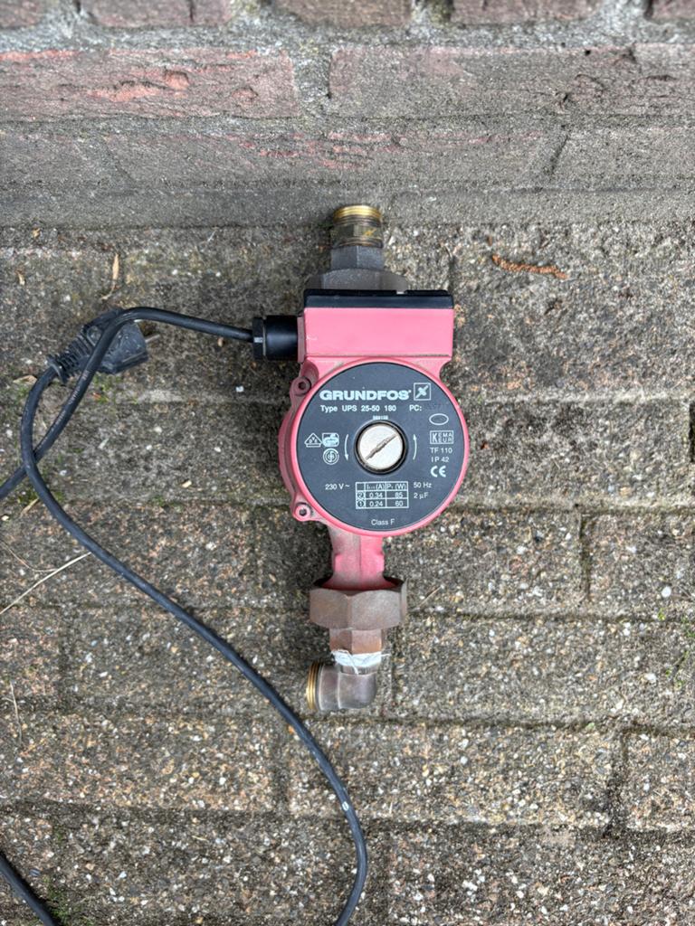 Grundfos UPS 25-50 180 circulatiepomp, Doe-het-zelf en Verbouw, Verwarming en Radiatoren, Ophalen, Gebruikt, Minder dan 30 cm