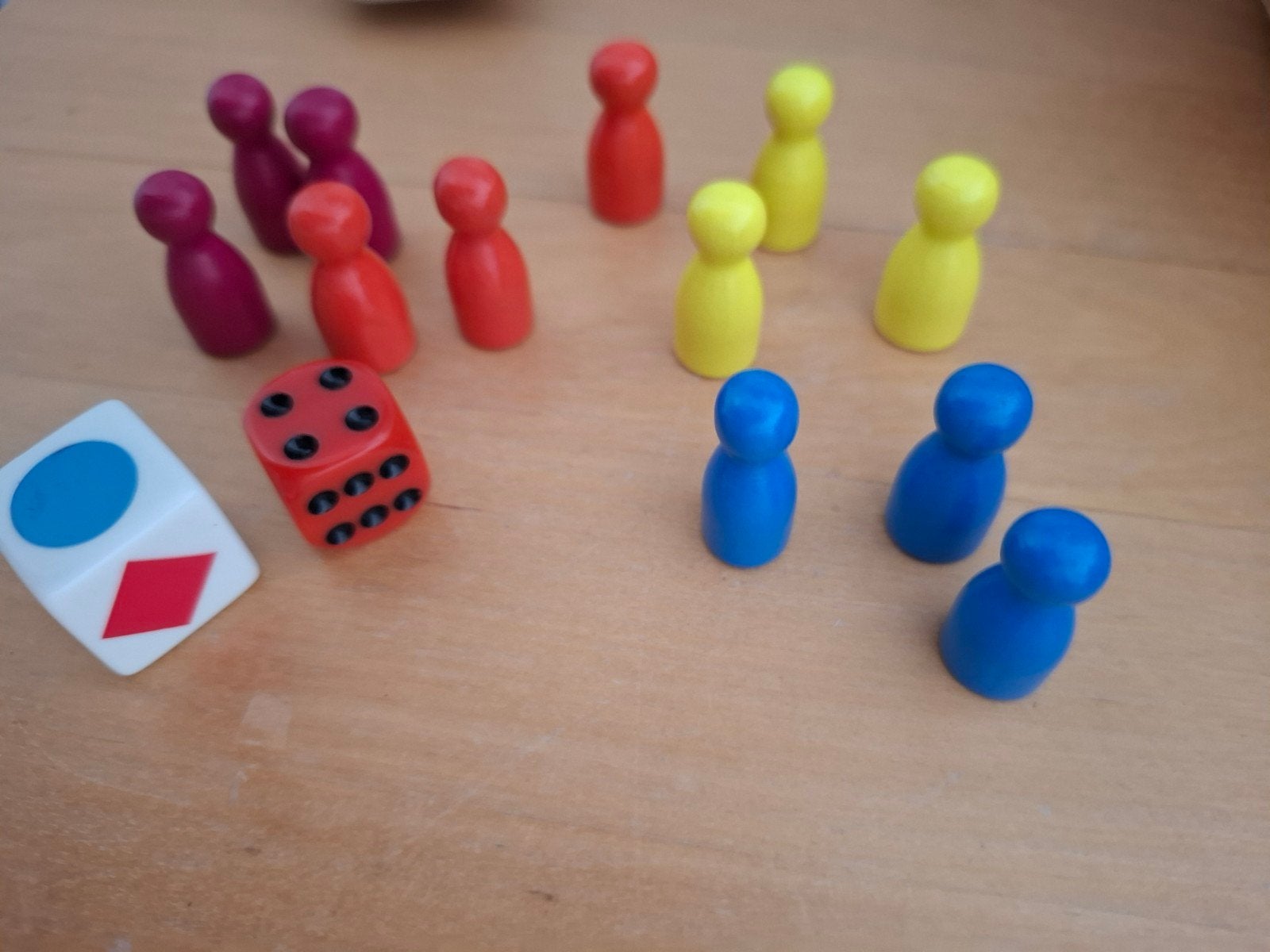 Houten pionnen en kunststof dobbelstenen voor spelletjes, Drie of vier spelers, Ophalen of Verzenden, Nieuw