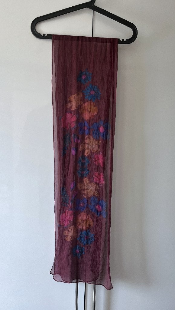🍁Mooi bordeaux rood sjaaltje met print van Caroline Biss, Verzenden, Maat 42/44 (L), Sjaal, Gedragen