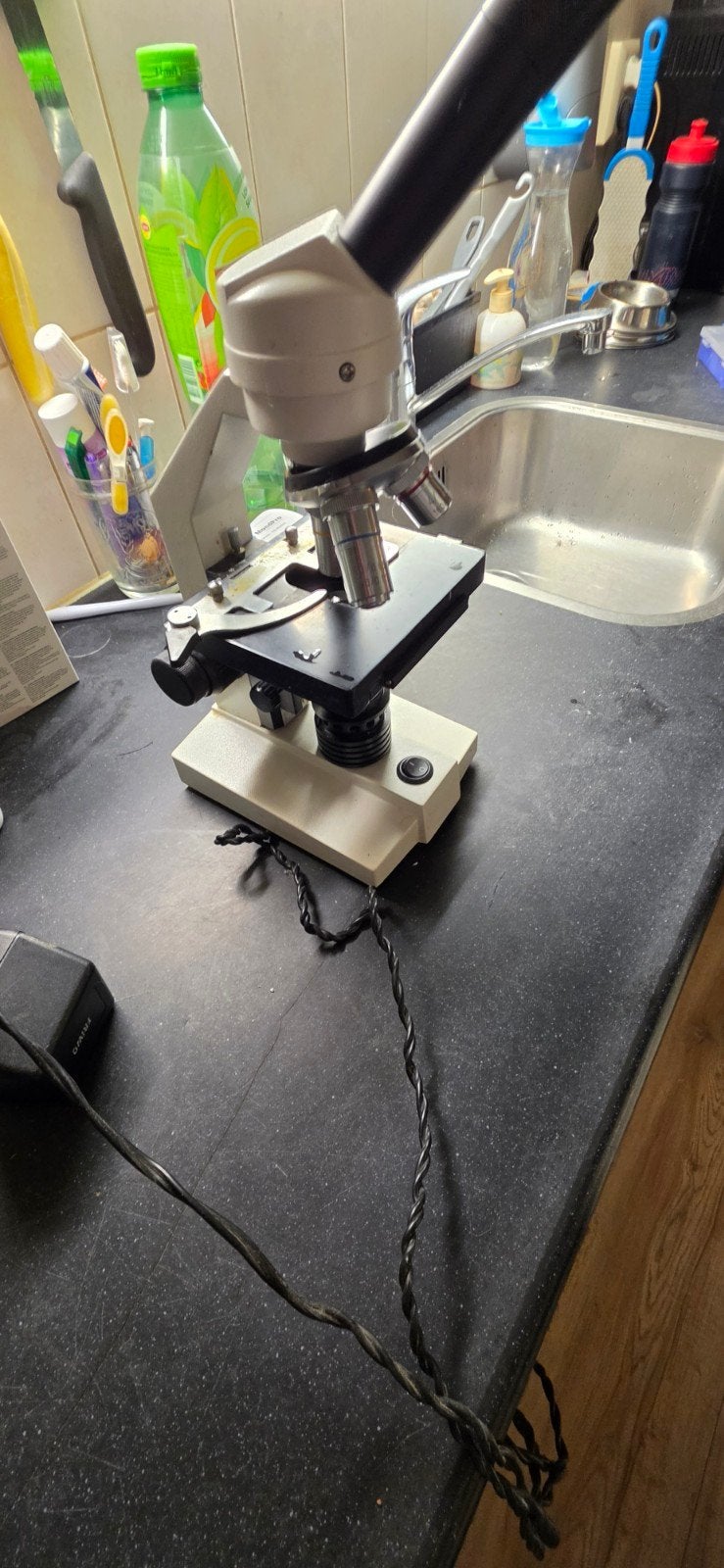 Microscoop  met 3 standjes., Karper of Koi