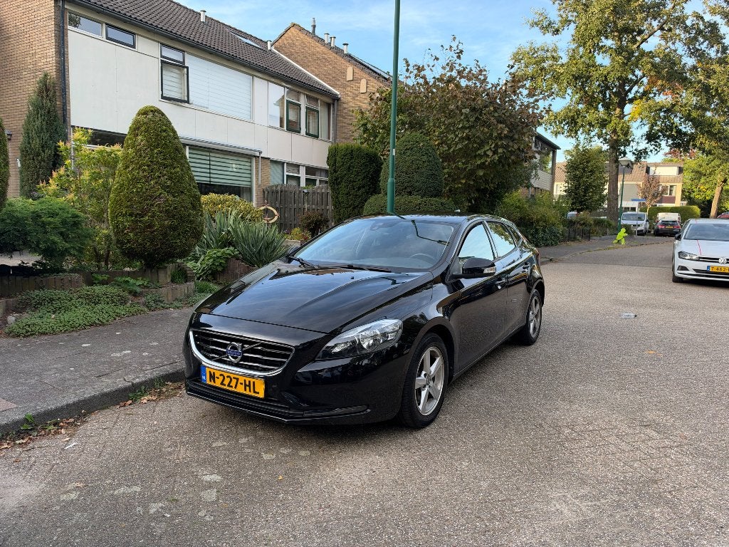 Volvo V40 T2 1.5 90KW/122PK Aut-6 2016 Zwart, 1498 cc, 4 cilinders, 700 kg, Navigatiesysteem