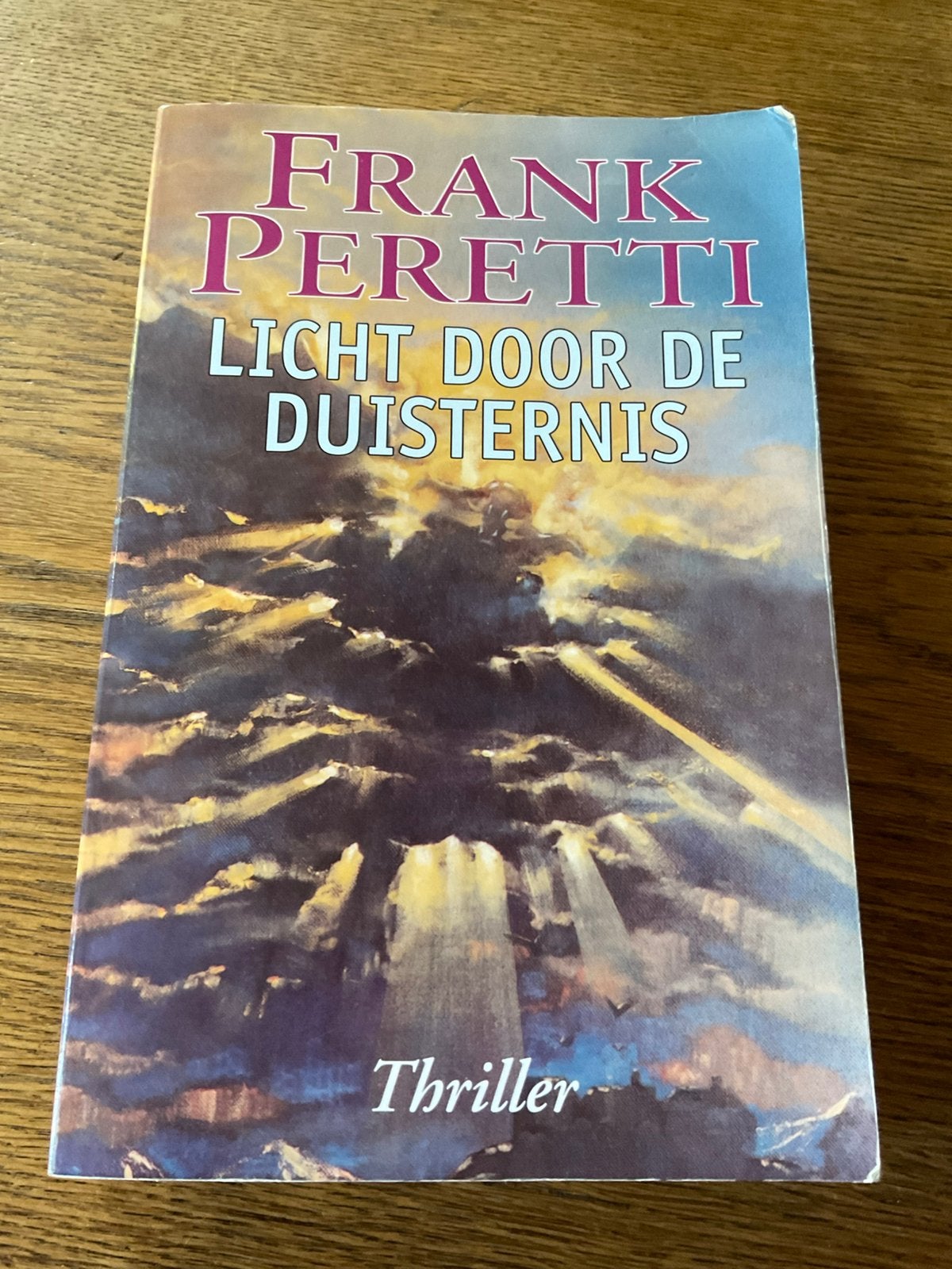 F.E. Peretti - Licht door de duisternis, Boeken, Ophalen of Verzenden, Gelezen, F.E. Peretti