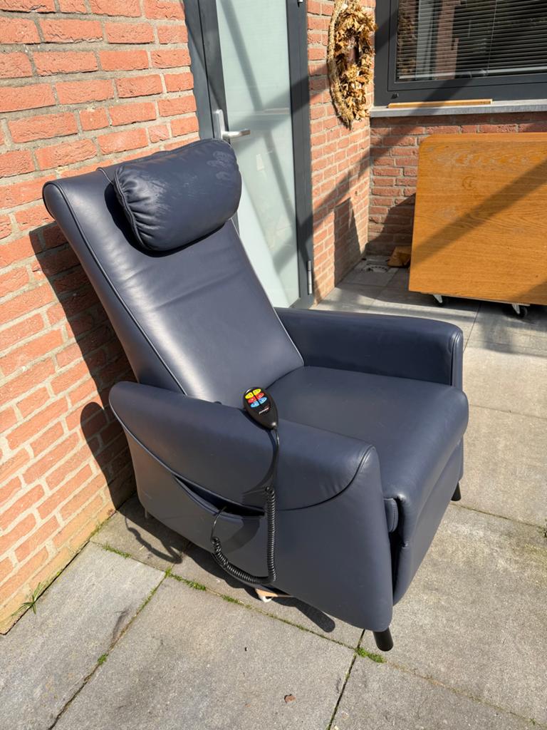 FitFORM Sta-op-stoel met afstandsbediening en accu, Huis en Inrichting, Stoelen, Ophalen, Gebruikt, Blauw, Leer