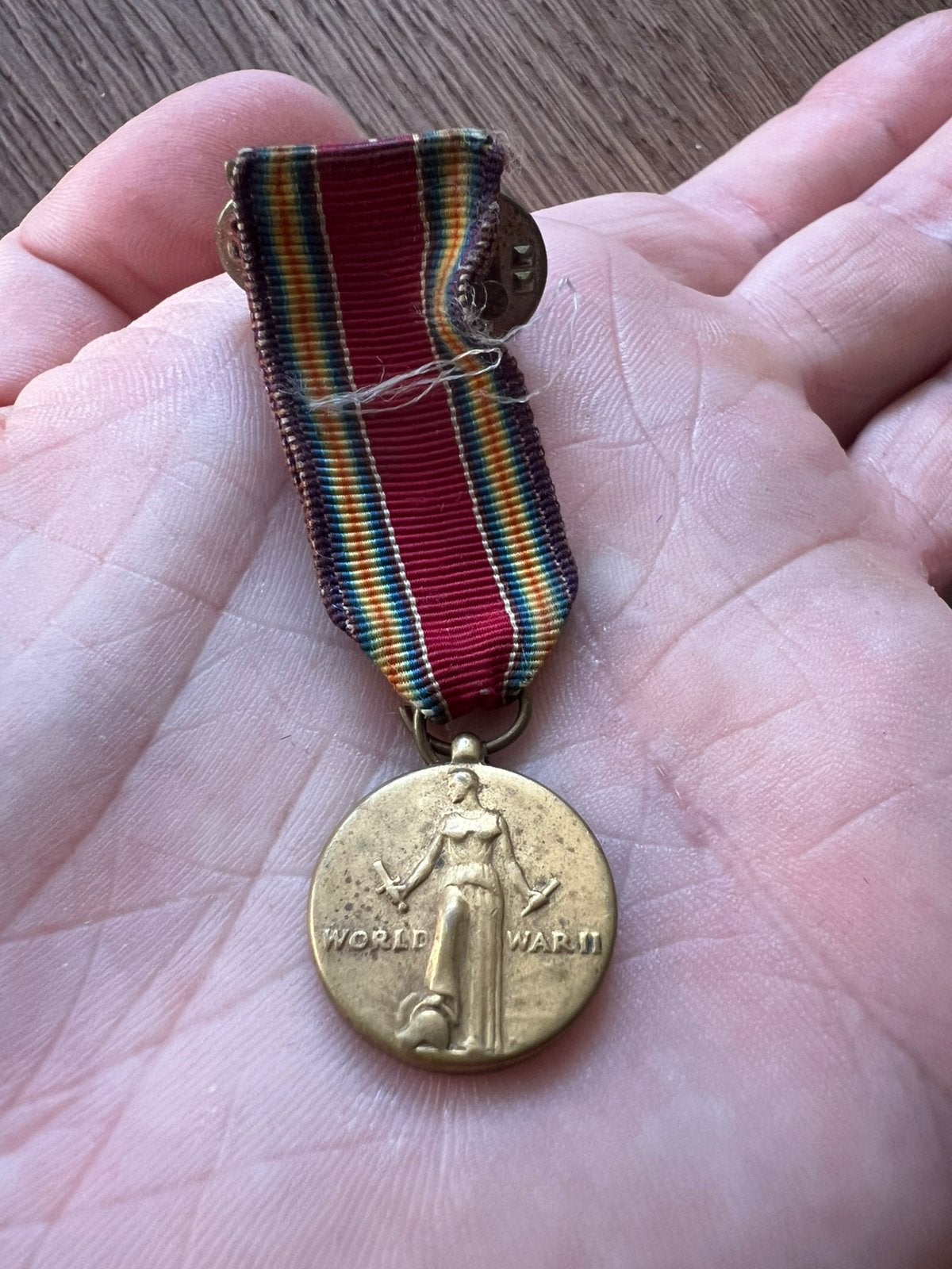 WO2 Amerikaans miniatuur medaille WW2 Victory medaille, Verzamelen, Verzenden, Lintje, Medaille of Wings, Nederland