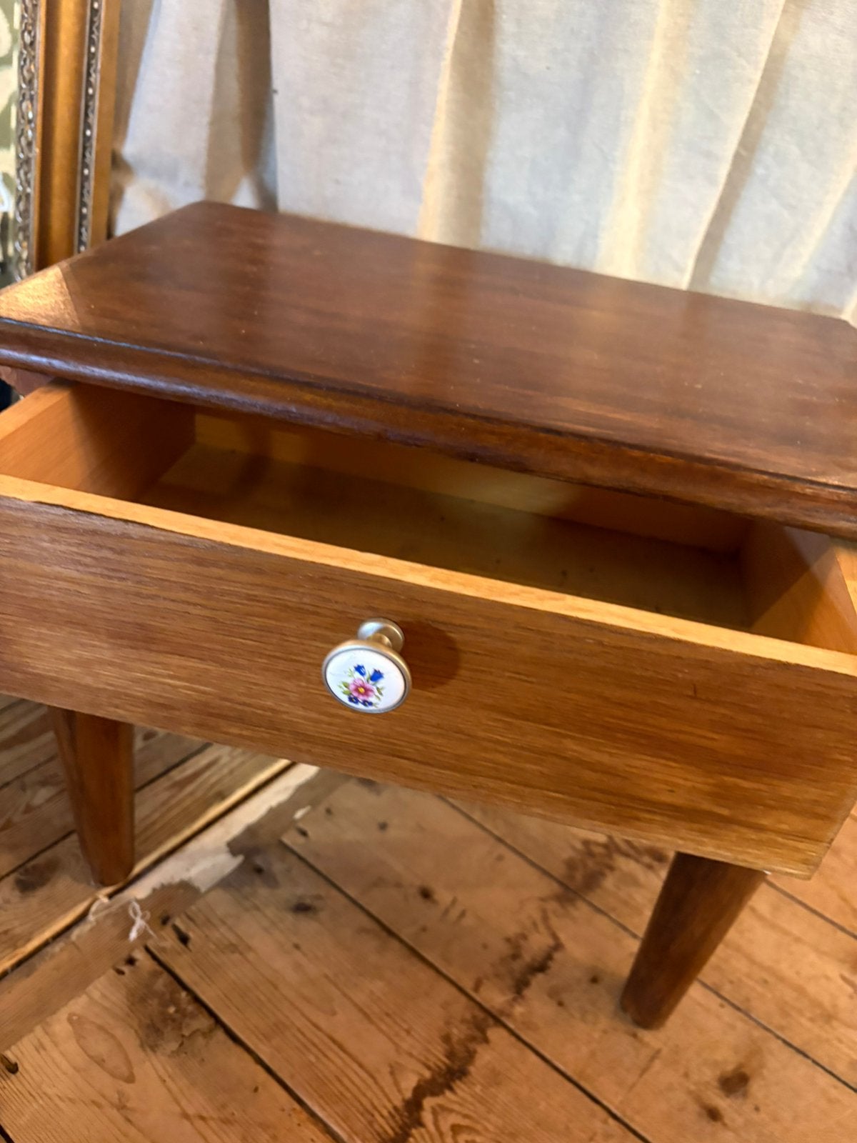 Leuk anfiek houten bijzet tafeltje, met lade, nachtkasje, Minder dan 55 cm, Hoofdstraat 15 de steeg, Zo goed als nieuw, Rechthoekig