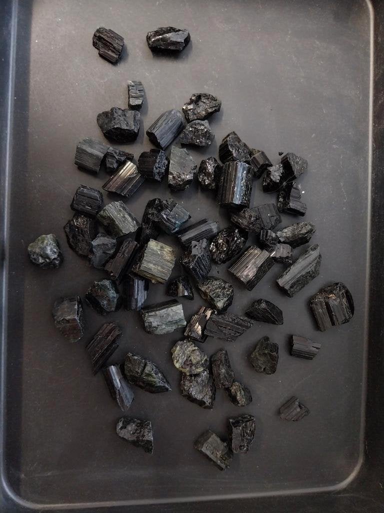 Lot met ruwe toermalijn kristallen zwart, Ophalen of Verzenden, Mineraal
