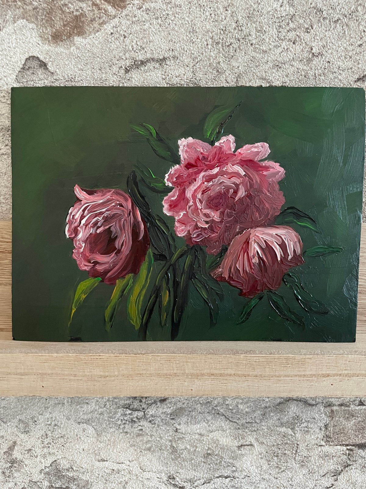 Schilderij met roze pioenrozen op donkergroene achtergrond, Verzenden, Met textuur, Olieverf, Overige materialen