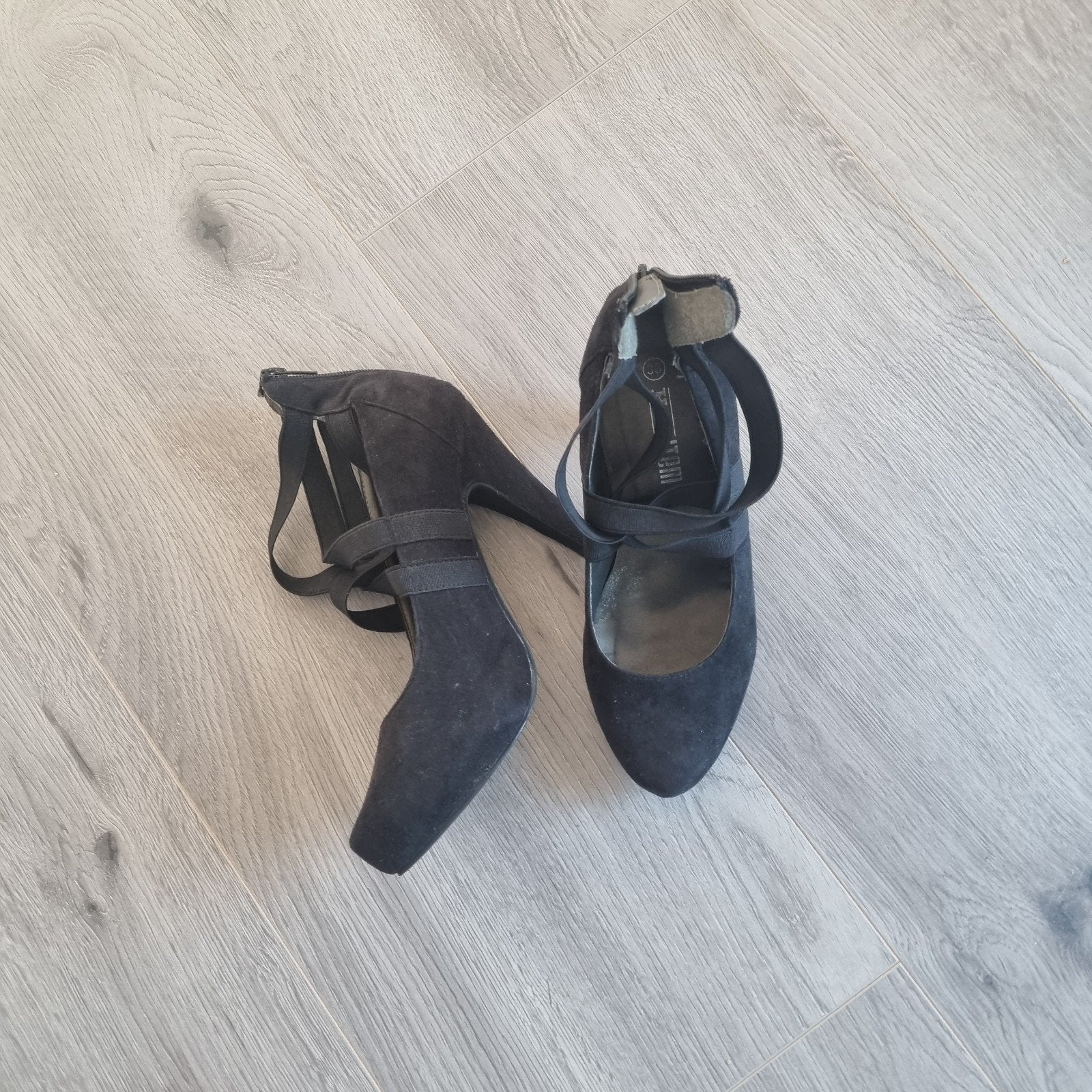 Zwarte Suède Pumps / Hakken met Elastische Bandjes - Maat 38, Zwart, Ophalen of Verzenden, Zo goed als nieuw, Hot Item