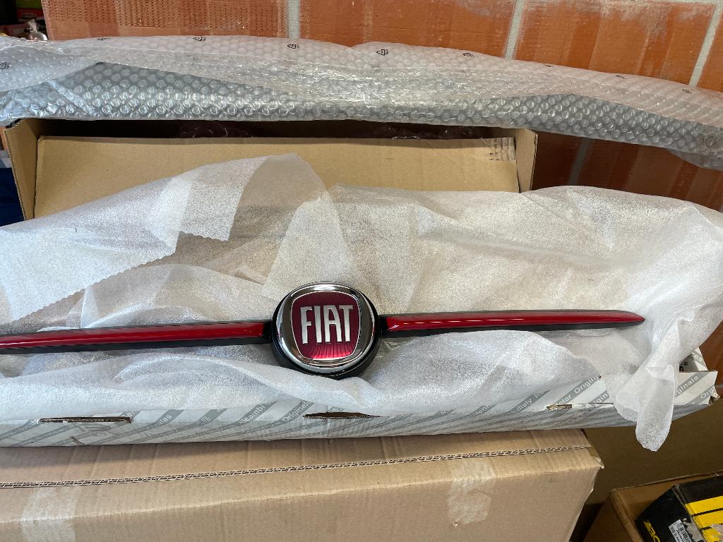 grille fiat 500 embleem fiat 500 735637413, Ophalen of Verzenden