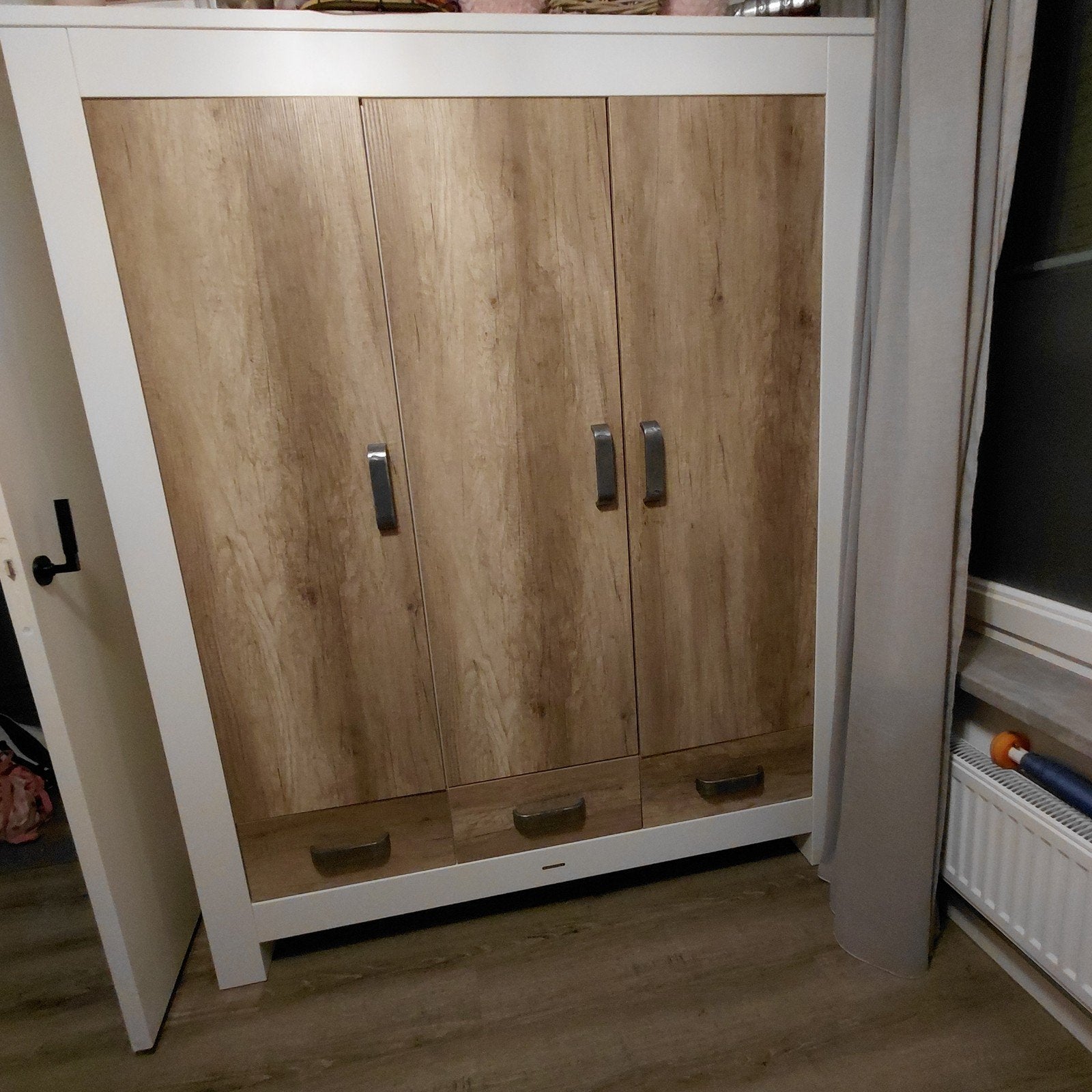 Kidsmill Long Island 3-deurs kast, Huis en Inrichting, 100 tot 150 cm, Modern, Scandinavisch, Zo goed als nieuw, 150 tot 200 cm