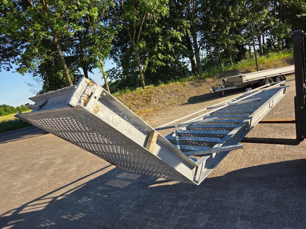 Gegalvaniseerde trap met plateau en leuning, Doe-het-zelf en Verbouw, Ladders en Trappen, Ophalen, Zo goed als nieuw, 4 meter of meer