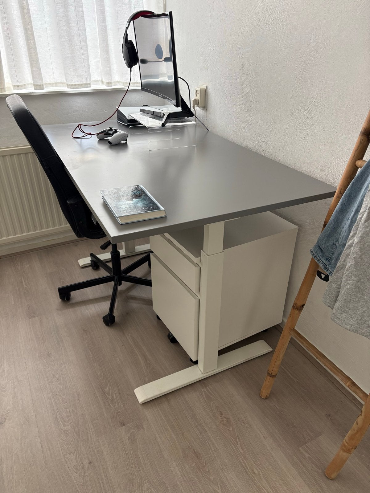 IKEA Zit-sta bureau - Grijs/Wit, Ophalen, Zit-sta bureau, Gebruikt, Spaanplaat of MDF